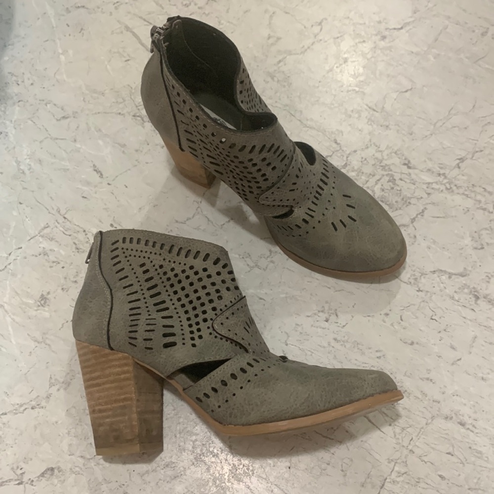 Buckle stylist heeled boot - size 7